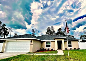 Exterior - Florida Oasis w/ Large Screened Patio & Roomy Master Suite (Ocala)