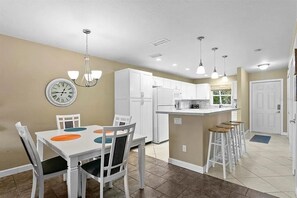 Dining - Tropical Haven *A (Bradenton)