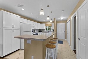 Fridge, microwave, oven, stovetop - Tropical Haven *A (Bradenton)