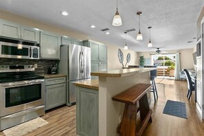 Fridge, microwave, oven, stovetop - Tropical Haven *B (Bradenton)