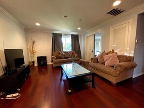 Smart TV, fireplace, video games, books - Convenient LA Area HUGE 7 bedroom, 4 baths GORGEOUS HOME (Montebello)