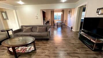 Smart-TV, Kamin, Videospiele, Bücher