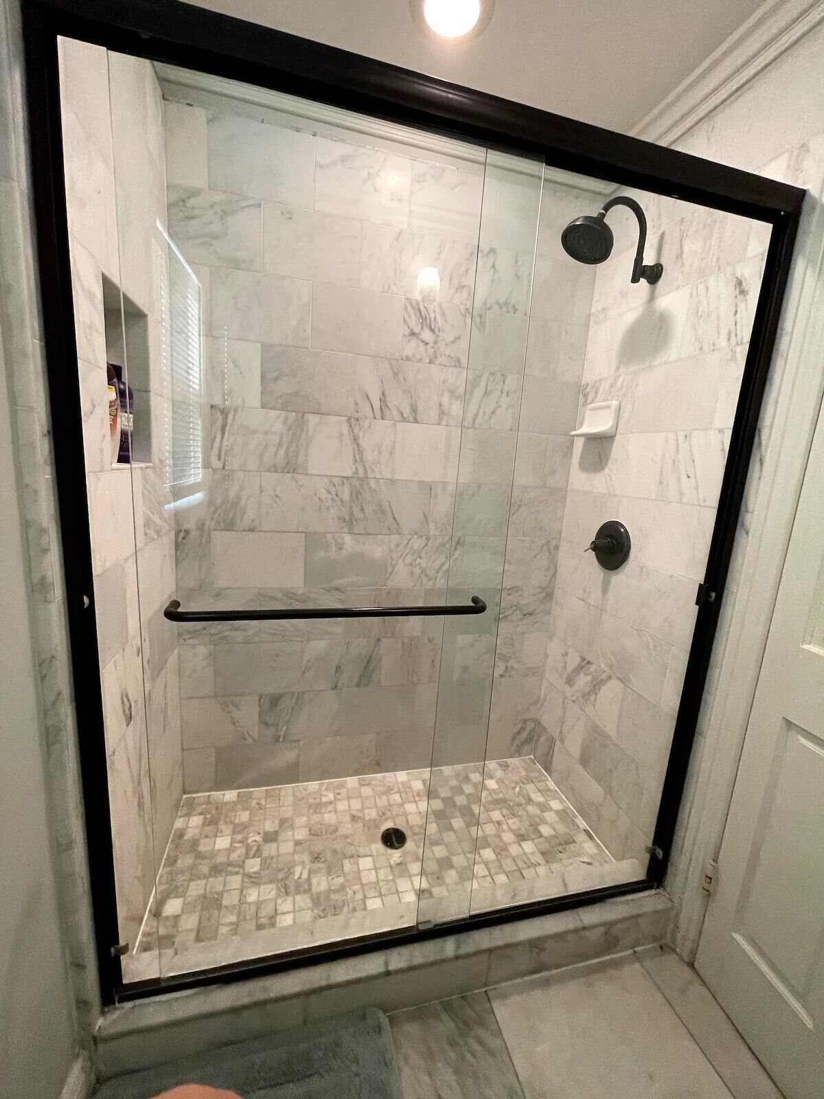 Secadora de cabello, toallas, jabón, papel de baño 