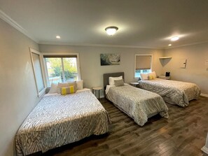 7 slaapkamers, een bureau, een strijkplank/strijkijzer, gratis wifi