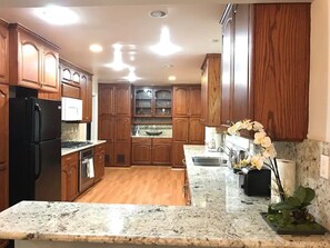 Fridge, microwave, oven, stovetop - Convenient LA Area HUGE 7 bedroom, 4 baths GORGEOUS HOME (Montebello)