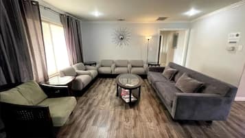 Smart TV, chimenea, videojuegos y libros