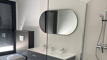 Sèche-cheveux, serviettes fournies, savon, papier toilette