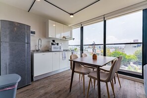 Kylskåp, mikrovågsugn, spishäll och kaffe- och tebryggare