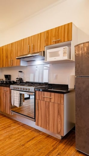 Refrigerador, microondas, parrilla de estufa y cafetera y tetera