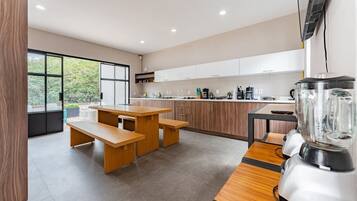 Jääkaappi, mikroaaltouuni, liesi, kahvin-/teenkeitin