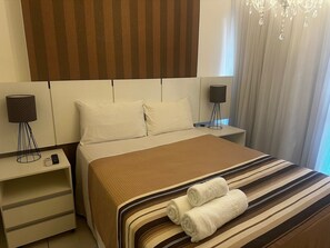 Apartamento | Ropa de cama de alta calidad, escritorio, tabla de planchar con plancha