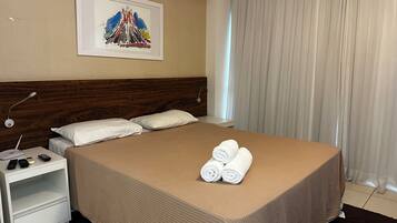 Estúdio empresarial, 1 quarto, para não fumantes, sacada | 1 quarto, roupas de cama premium, escrivaninha