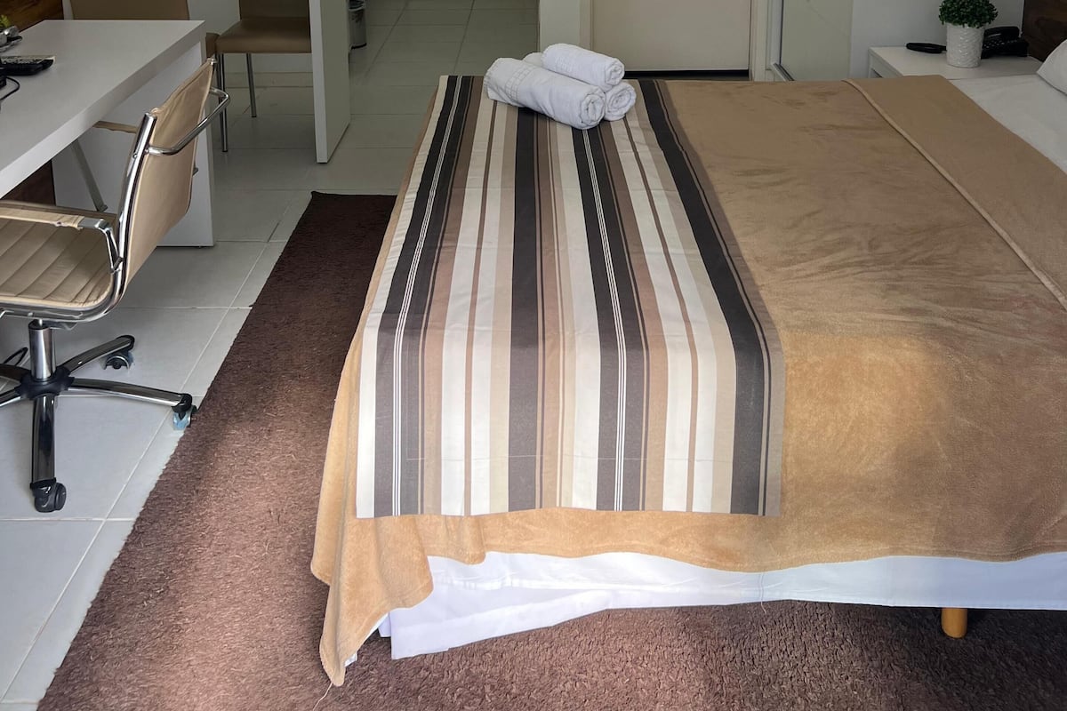 商务开间, 1 间卧室, 无烟房, 阳台 | 1 多间卧室、高档床上用品、办公桌、熨斗/熨衣板