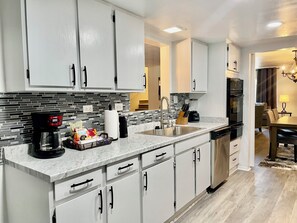 冰箱、微波炉、烤箱、炉灶