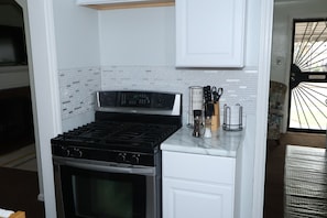 Frigorifero, microonde, forno, piano cottura