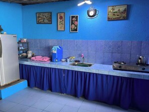 Jääkaappi, mikroaaltouuni, liesi, kahvin-/teenkeitin