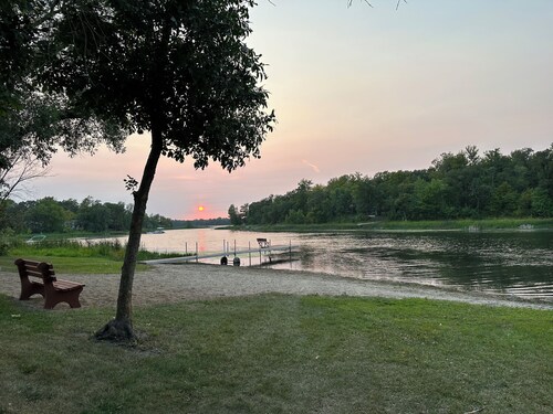 Private beach cabin, 1 hour from Grand Forks