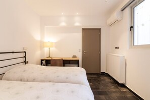 2 habitaciones, caja de seguridad en la habitación y escritorio 