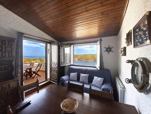 TV - Admire sea view from Marinada house (l'Escala)