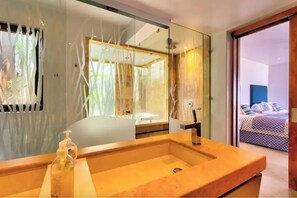 Shower, hair dryer, towels, soap - Infiniti Pool-View of Arch, Oceanview-Walk to Beach, Cape Hotel, Close to Dwntn  (Cabo San Lucas)