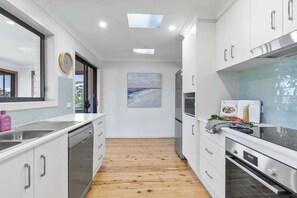 Lavavajillas, cafetera o tetera y utensilios de cocina