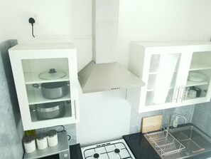 Køleskab, mikrobølgeovn, ovn, kogeplade