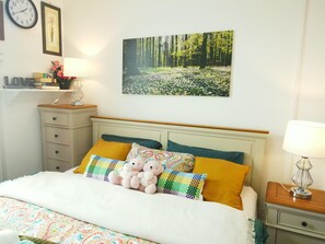 2 bedrooms, iron/ironing board, WiFi, bed sheets - Apartment - Sleeps 5 & On-site Parking (Newport)