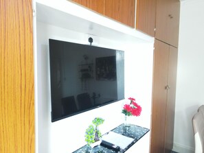 Interior - Apartment - Sleeps 5 & On-site Parking (Newport)