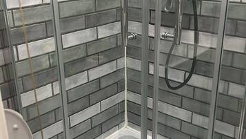 Chuveiro, secador de cabelo, toalhas de banho