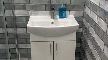 Een douche, een haardroger, handdoeken