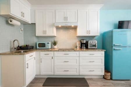 Geladeira, micro-ondas, fogão, cooktop