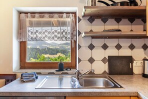 Frigorifero, forno, piano cottura, lavastoviglie