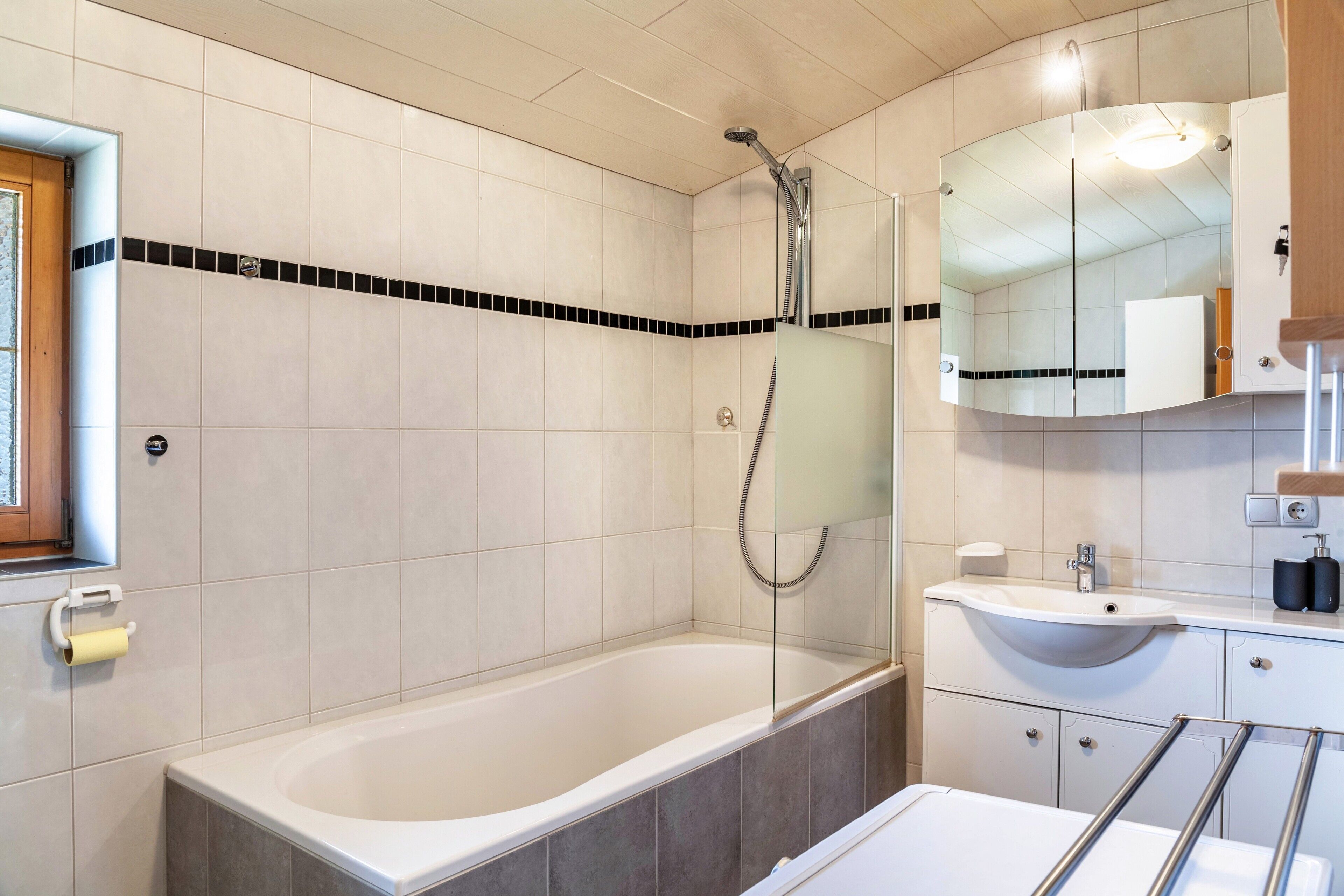 Bathtub, free toiletries, hair dryer, towels