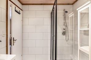 Baignoire, articles de toilette (gratuits), séchoir à cheveux