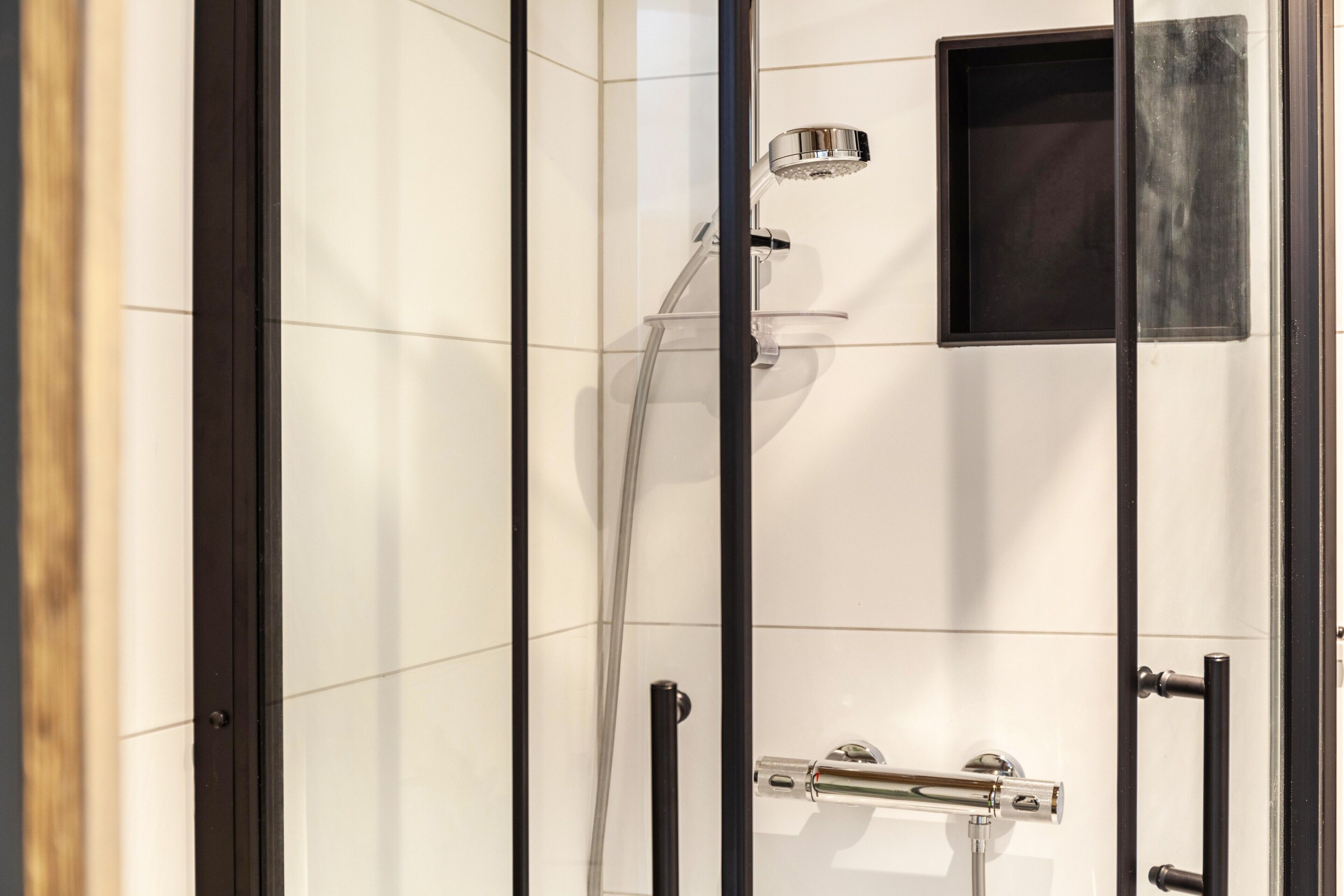 Een douche, gratis toiletartikelen, een haardroger, handdoeken