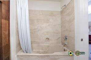 Ensemble douche/baignoire, serviettes fournies, papier toilette