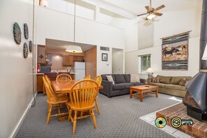 Fernseher, Kamin, DVD-Player