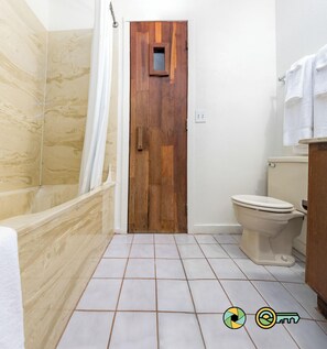 Chuveiro/banheira combinados, toalhas de banho, papel higiênico 