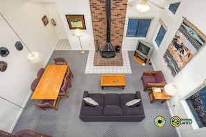 Fernseher, Kamin, DVD-Player