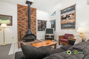 Fernseher, Kamin, DVD-Player