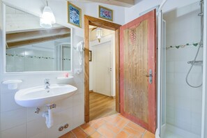 Douche, bidet, serviettes fournies