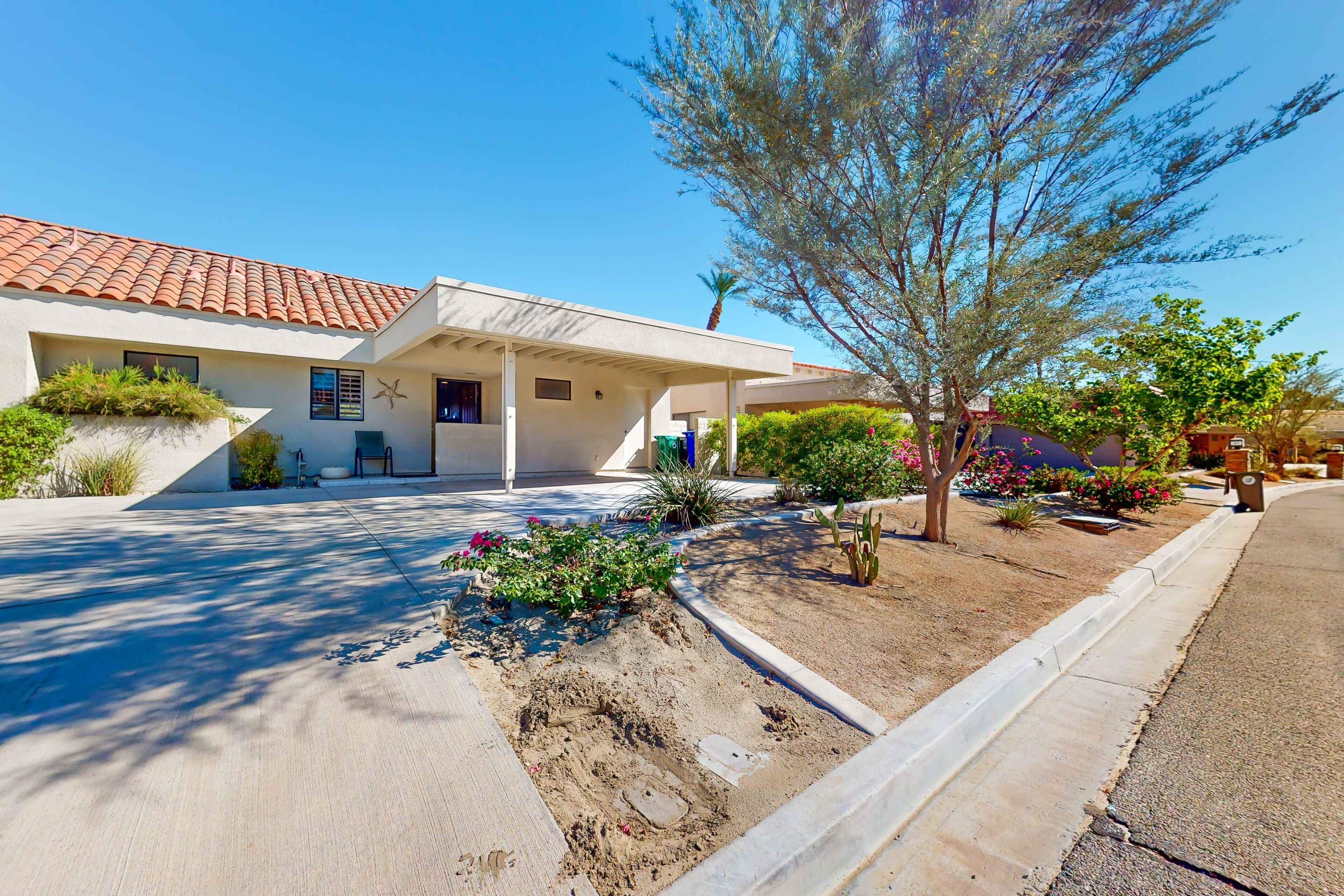 Dog-friendly condo with scenic golf course view, pool, central AC & washer/dryer