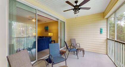 Lovely condo with screened-in porch, WiFi, W/D, shared pool & hot tub