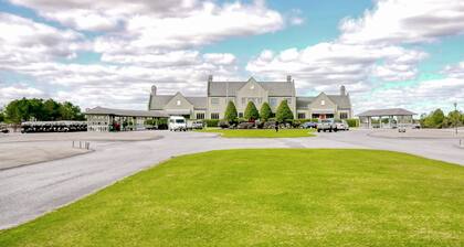 Lovely condo with screened-in porch, WiFi, W/D, shared pool & hot tub