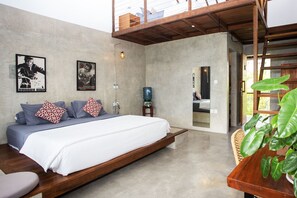 Kamar Double Standar | Meja kerja, ruang kerja ramah laptop, dan setrika/meja setrika