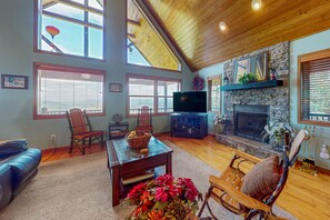TV, fireplace - Amazing  Pet Friendly chalet w/ mountain views, wraparound porch, & hot tub (Murphy)