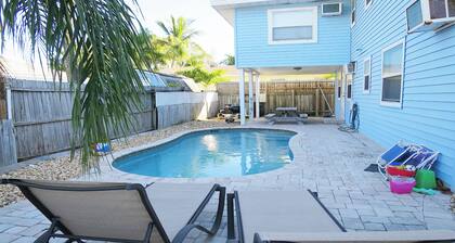 Full Kitchen - Shared Pool - By Loverentals