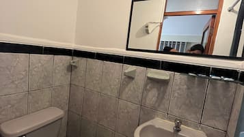 Een douche, een haardroger, handdoeken, zeep