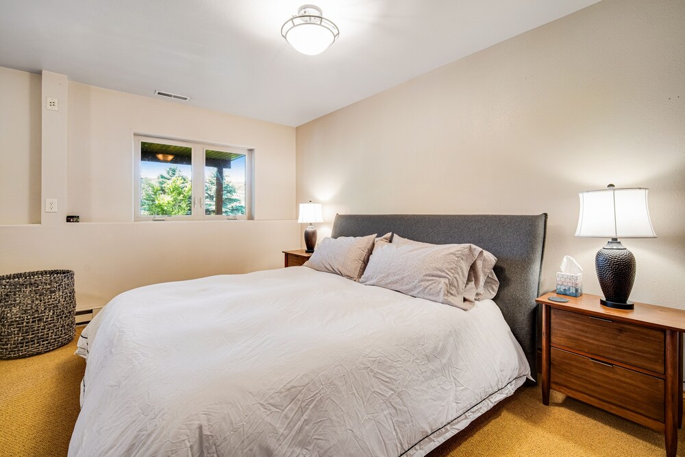 Churchill IC Ranch House in Bozeman with hot tub, firepit, balcony