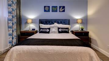 2 habitaciones, escritorio y tabla de planchar con plancha